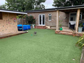 Air Maison - Sunny Chalet Bungalow and Annexe